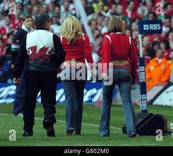 Max Boyce, Katherine Jenkins und Charlotte Church (R) singen vor dem Spiel die walisische Nationalhymne. Stockfoto