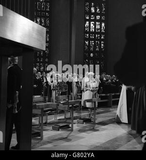 Königin Elisabeth II., gefolgt von Prinzessin Margaret und Lord Snowdon, macht sich heute Nachmittag auf den Weg zu ihrem Platz beim Weihedienst der neuen Kathedrale von Coventry. Stockfoto