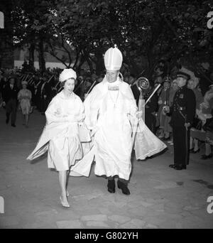 Königin Elisabeth II. Und der Bischof von Coventry, der rechte Pfarrer Cuthbert Bardsley, kommen zum Weihegottesdienst der neuen Kathedrale von Coventry. Stockfoto