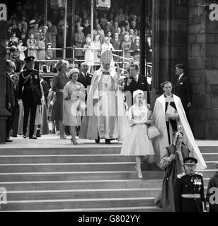 Royalty - Königin Elizabeth II. besucht Coventry Cathedral Service der Weihe Stockfoto