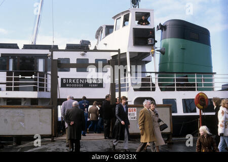 Transport - Mersey Ferry. Die Birkenhead Woodside Fähre, die zwischen Birkenhead und Liverpool über den Fluss Mersey fährt. Stockfoto