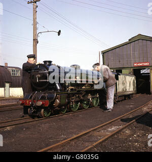 Arbeiter an der Hythe und Dymchurch Light Railway, Littlestone, New Romney, die an der Green Goddess Engine arbeiten. Stockfoto