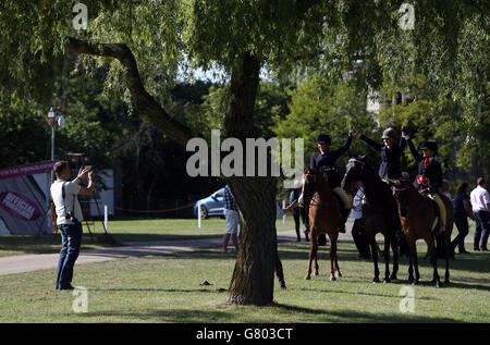 Die Teilnehmer lassen ihre Fotos am Eröffnungstag der Royal Windsor Horse Show auf dem privaten Gelände von Windsor Castle, Berkshire, machen. DRÜCKEN SIE VERBANDSFOTO. Bilddatum: Mittwoch, 13. Mai 2015. Bildnachweis sollte lauten: Steve Parsons/PA Wire Stockfoto