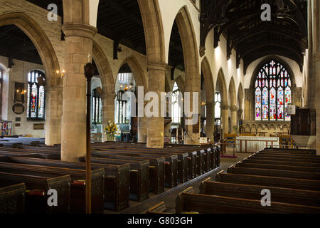 Großbritannien, Cumbria, Kendal, Pfarrei Kirchenraum, Mittelgang und Heiligtum Stockfoto