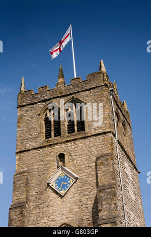 Kirkland, Pfarrei Kirchturm mit englischer Flagge von St. George fliegen, Kendal, Cumbria, UK Stockfoto