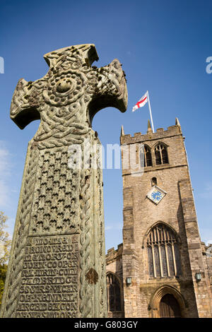 UK, Cumbria, Kendal, Kirkland, Pfarrei Kirche, Canon Cooper Celtic cross und Turm Stockfoto