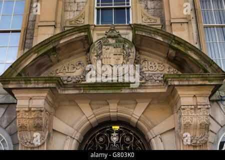 Highgate, Kendal, Cumbria, UK Kendal Town Hall dekorative Bogen über Eingang Stockfoto