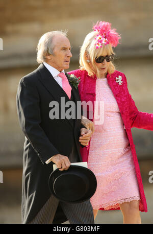 Sir Jackie Stewart und seine Frau Helen bei der Hochzeit von Spice Girl Geri Halliwell und Formel-1-Chef Christian Horner in der St. Mary's Church in Woburn, Bedfordshire. Stockfoto