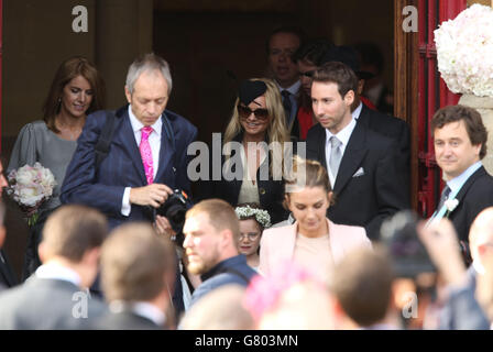 Emma Bunton (Mitte) nimmt an der Hochzeit von Gewürzmädchen Geri Halliwell und Formel-1-Chef Christian Horner in der St. Mary's Church in Woburn, Bedfordshire, Teil. Stockfoto