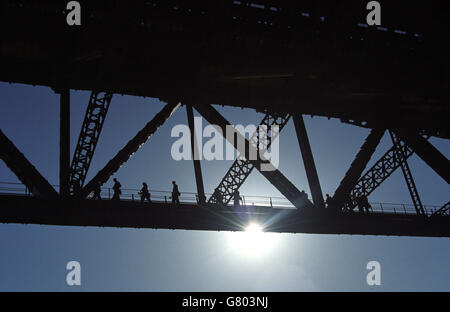 Touristen nehmen am Aufstieg zur Sydney Harbour Bridge Teil, einer der vielen Touristenattraktionen der Stadt. Stockfoto
