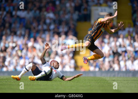 Danny Rose von Tottenham Hotspur wird während des Spiels der Barclays Premier League in der White Hart Lane in London gegen David Meyler von Hull City gespielt. DRÜCKEN SIE VERBANDSFOTO. Bilddatum: Samstag, 16. Mai 2015. Siehe PA Geschichte FUSSBALL Tottenham. Bildnachweis sollte lauten: Anthony Devlin/PA Wire. Maximal 45 Bilder während eines Matches. Keine Videoemulation oder Promotion als „live“. Keine Verwendung in Spielen, Wettbewerben, Werbeartikeln, Wetten oder Einzelclub-/Spielerdiensten. Keine Verwendung mit inoffiziellen Audio-, Video-, Daten-, Spiele- oder Club/League-Logos. Stockfoto