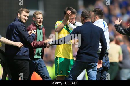 Unterstützer feiern mit Russell Martin (Mitte  von Norwich City nach dem Spiel gegen Ipswich Town. Stockfoto