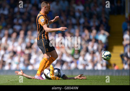 Danny Rose von Tottenham Hotspur wird während des Spiels der Barclays Premier League in der White Hart Lane in London gegen David Meyler von Hull City gespielt. DRÜCKEN SIE VERBANDSFOTO. Bilddatum: Samstag, 16. Mai 2015. Siehe PA Geschichte FUSSBALL Tottenham. Bildnachweis sollte lauten: Anthony Devlin/PA Wire. Maximal 45 Bilder während eines Matches. Keine Videoemulation oder Promotion als „live“. Keine Verwendung in Spielen, Wettbewerben, Werbeartikeln, Wetten oder Einzelclub-/Spielerdiensten. Keine Verwendung mit inoffiziellen Audio-, Video-, Daten-, Spiele- oder Club/League-Logos. Stockfoto