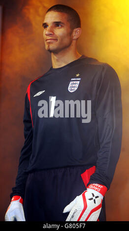 Fußball - England Kit Launch - Lowry Hotel. Der englische David James trägt das neue England-Trikot Stockfoto