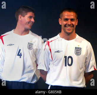 Fußball - England Trikotstart - Lowry Hotel. Die englischen Spieler Steven Gerrard (links) und Michael Owen. Stockfoto