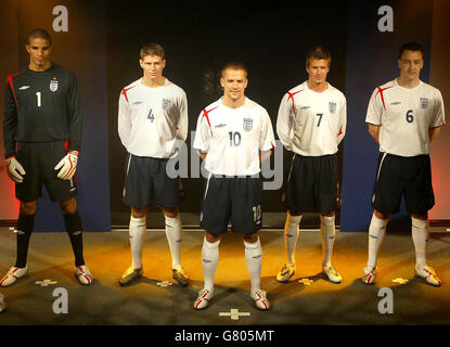 England's (von links nach rechts) David James, Steven Gerrard, Michael Owen, David Beckham und John Terry während der Einführung des neuen England Heimtrikots. Stockfoto