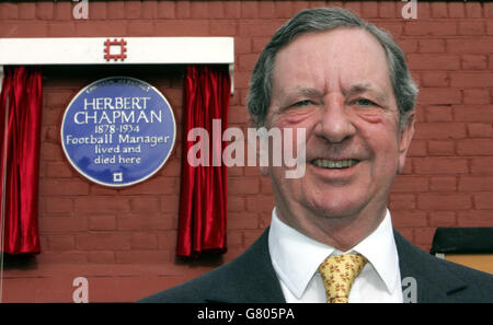 Peter Hill-Wood, Vorsitzender des Arsenal Football Club, steht vor der Haslemere Avenue Nr. 6 in Hendon, wo er eine blaue Tafel des englischen Kulturerbes enthüllte, um an Herbert Chapman (1878-1934) zu erinnern, den legendären Manager des Arsenal Football Clubs, der bis zu seinem Tod 8 Jahre lang im Haus lebte. Stockfoto