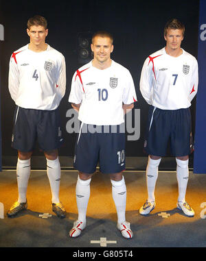 England (von links nach rechts) Steven Gerrard, Michael Owen und David Beckham während der Einführung des neuen England Heimtrikots. Stockfoto