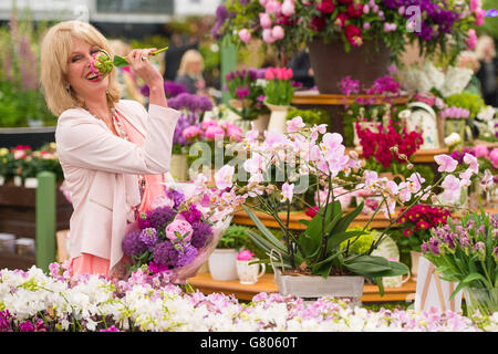 Joanna Lumley bei einer Fotoausstellung zur Ausstellung M&S Blooms of the British Isles auf der RHS Chelsea Flower Show 2015. Stockfoto