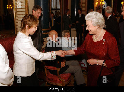 Die britische Königin Elizabeth II schüttelt sich die Hände mit Jayne Torvill, der zusammen mit seinem Partner Christopher Dean bei den Olympischen Winterspielen 1984 in Sarajevo Gold für Eistanz gewann. Stockfoto