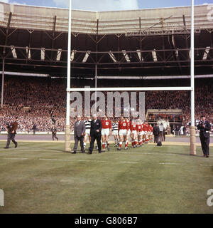 Widnes (in Stripes) und Hull Kingston Rovers machen sich vor ihrem Spiel auf den Wembley-Platz. Stockfoto