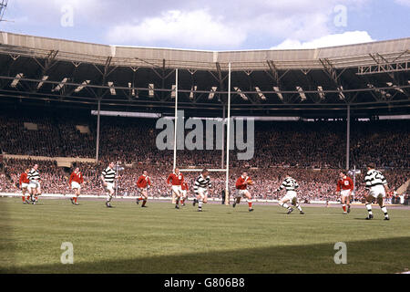 Rugby League - Challenge Cup - Finale - Widnes gegen Hull Kingston Rovers - Wembley Stadium. Allgemeine Aktion von Widnes (in Streifen) Verse Hull Kingston Rovers für den Challenge Cup. Stockfoto