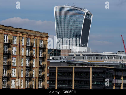 Ein allgemeiner Blick auf die Fenchurch Street 20, ein kommerzieller Wolkenkratzer, der den Spitznamen Walkie-Talkie trägt. Stockfoto