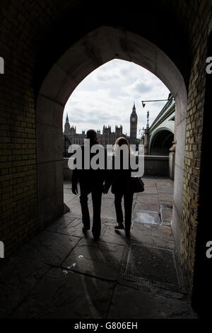 Eine allgemeine Ansicht der Parlamentsgebäude mit Blick über die Themse durch einen Torbogen unterhalb von einem Ende der Westminster Bridge. Stockfoto