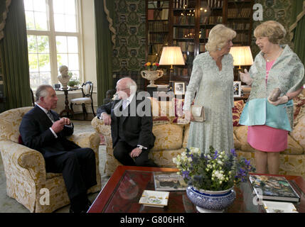 (Links - rechts) der Prinz von Wales und Präsident Michael D Higgins mit der Herzogin von Cornwall und Sabina Higgins im Lough Cutra Castle, Galway, am ersten Tag des königlichen Besuches in der Republik Irland. Stockfoto