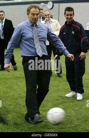 Tony Blair eröffnet Soccarena. Der britische Premierminister Tony Blair spielt Fußball. Stockfoto