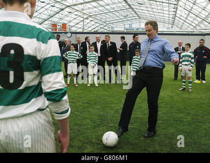 Tony Blair eröffnet Soccarena. Der britische Premierminister Tony Blair spielt Fußball. Stockfoto