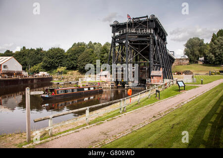 Schmale Kanalboot Eingabe Anderton Aufzug nach oben aus dem River Weaver, Northwich, Cheshire, North West England, Vereinigtes Königreich Stockfoto