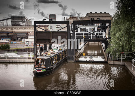 Schmale Kanalboot Eingabe Anderton Lift zu gehen, um den River Weaver, Northwich, Cheshire, North West England, Vereinigtes Königreich Stockfoto