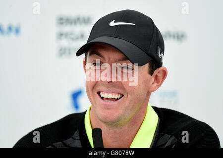 Rory McIlroy aus Nordirland spricht während einer Pressekonferenz nach seiner Runde im Pro-am bei der BMW PGA Championship 2015 im Wentworth Golf Club, Surrey. DRÜCKEN SIE VERBANDSFOTO. Bilddatum: Mittwoch, 20. Mai 2015. Siehe PA Geschichte GOLF Wentworth. Bildnachweis sollte lauten: Adam Davy/PA Wire RESTRIKTIONEN nur zur redaktionellen Verwendung. Keine kommerzielle Nutzung. Keine falsche kommerzielle Vereinigung. Keine Videoemulation. Keine Bildbearbeitung. Stockfoto