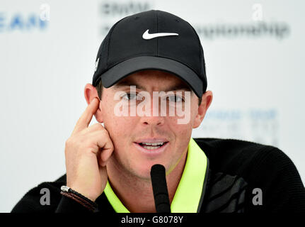 Rory McIlroy aus Nordirland spricht während einer Pressekonferenz nach seiner Runde im Pro-am bei der BMW PGA Championship 2015 im Wentworth Golf Club, Surrey. DRÜCKEN SIE VERBANDSFOTO. Bilddatum: Mittwoch, 20. Mai 2015. Siehe PA Geschichte GOLF Wentworth. Bildnachweis sollte lauten: Adam Davy/PA Wire RESTRIKTIONEN Keine kommerzielle Nutzung. Keine falsche kommerzielle Vereinigung. Keine Videoemulation. Keine Bildbearbeitung. Stockfoto