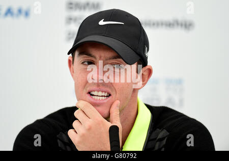 Rory McIlroy aus Nordirland spricht während einer Pressekonferenz nach seiner Runde im Pro-am bei der BMW PGA Championship 2015 im Wentworth Golf Club, Surrey. DRÜCKEN SIE VERBANDSFOTO. Bilddatum: Mittwoch, 20. Mai 2015. Siehe PA Geschichte GOLF Wentworth. Bildnachweis sollte lauten: Adam Davy/PA Wire RESTRIKTIONEN nur zur redaktionellen Verwendung. Keine kommerzielle Nutzung. Keine falsche kommerzielle Vereinigung. Keine Videoemulation. Keine Bildbearbeitung. Stockfoto