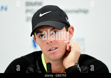 Rory McIlroy aus Nordirland spricht während einer Pressekonferenz nach seiner Runde im Pro-am bei der BMW PGA Championship 2015 im Wentworth Golf Club, Surrey. DRÜCKEN SIE VERBANDSFOTO. Bilddatum: Mittwoch, 20. Mai 2015. Siehe PA Geschichte GOLF Wentworth. Bildnachweis sollte lauten: Adam Davy/PA Wire RESTRIKTIONEN Keine kommerzielle Nutzung. Keine falsche kommerzielle Vereinigung. Keine Videoemulation. Keine Bildbearbeitung. Stockfoto