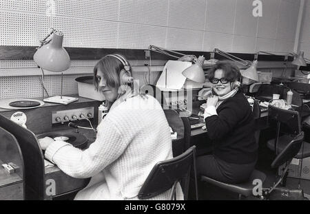 1970er-Jahren, historische, zwei Arbeiterinnen Prüfung oder Überprüfung von Vinyl-Schallplatten oder LP auf Drehscheiben. Stockfoto