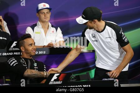 Mercedes Lewis Hamilton und McLaren's Jenson Taste schütteln sich die Hände während der FIA Pressekonferenz auf dem Circuit de Monaco, Monte Carlo, Monaco. Stockfoto