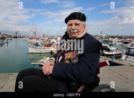 Der zweite Weltkrieg, Ted Oates, der Veteran von Dunkirk, besucht den Hafen von Ramsgate in Kent, während die an der Evakuierung von Dunkirk beteiligten kleinen Schiffe sich darauf vorbereiten, zum 75. Jahrestag der Operation Dynamo nach Frankreich zu segeln. Stockfoto