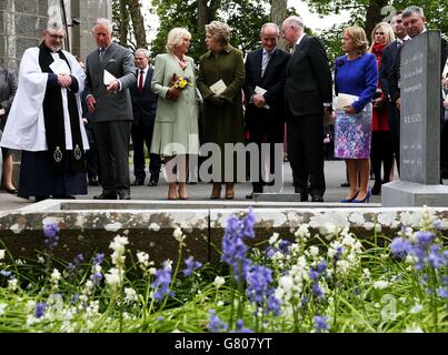 (Von links nach rechts) der sehr Rev. Arfon Williams, der Prinz von Wales und die Herzogin von Cornwall, der ehemalige Präsident von Irland Mary McAleese, Martin McAleese, und Außenminister Charlie Flanagan auf der letzten Ruhestätte von W.B. Yeats in St. Columba's Church in Drumcliffe, Co. Sligo am zweiten Tag eines königlichen viertägigen Besuchs in Irland. Stockfoto