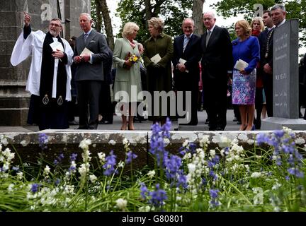 (Von links nach rechts) der sehr Rev. Arfon Williams, der Prinz von Wales und die Herzogin von Cornwall, der ehemalige Präsident von Irland Mary McAleese, Martin McAleese, und Außenminister Charlie Flanagan auf der letzten Ruhestätte von W.B. Yeats in St. Columba's Church in Drumcliffe, Co. Sligo am zweiten Tag eines königlichen viertägigen Besuchs in Irland. Stockfoto