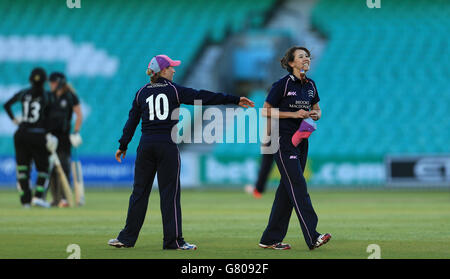 Cricket - Pemberton Greenish London Cup - T20 - Surrey Women gegen Middlesex Women - Kia Oval. Naomi Dattani (rechts) und Alex Hartley von Middlesex Women feiern während des Spiels Stockfoto