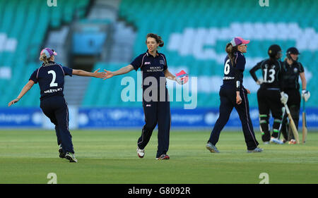 Naomi Dattani (Mitte) und Natasha Miles von Middlesex Women feiern während Das Spiel Stockfoto