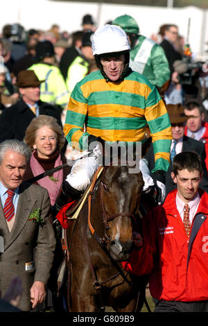 Pferderennen - Cheltenham Festival 2005 - Cheltenham Racecourse. Tony McCoy am Baracouda wird durch die Massen geführt, nachdem er beim Ladbrokes World Hurdle Race Zweiter wurde Stockfoto