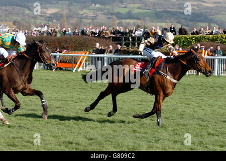 Pferderennen - Cheltenham Festival 2005 - Cheltenham Racecourse. Inglis Drever unter Graham Lee führt von Baracouda unter Tony McCoy im Ladbrokes World Hurdle Race Stockfoto