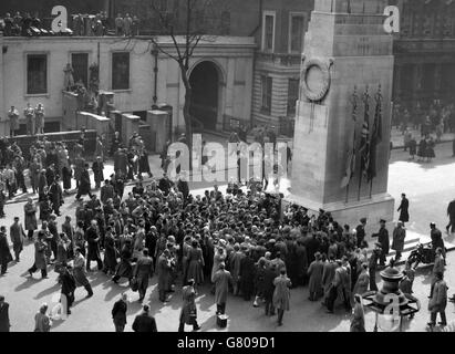 Nach einem Besuch der russischen Führer Marschall Bulganin und Krushchev, die dort einen Kranz niedergelegt hatten, versammeln sich um das Cenotaph in Whitehall Menschenmengen. Stockfoto