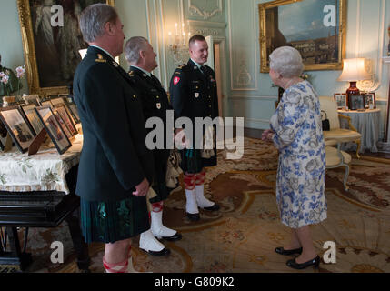 Königin Elizabeth II., in ihrer Eigenschaft als Oberst der Argyll und Sutherland Highlanders von Kanada, empfängt (von links) Oberst Ronald Foxcroft (Ehrenoberst), Leutnant Richard Kennedy (Ehrenoberstleutnant) und Oberstleutnant Lawrence Hatfield (Kommandant) im Buckingham Palace in London. Stockfoto