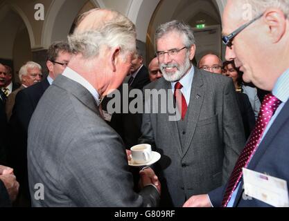 EDS BEACHTEN ALTERNATIVE ERNTE der Prinz von Wales (links) schüttelt die Hände mit Sinn Fein Präsident Gerry Adams (2. Rechts) an der National University of Ireland in Galway, Irland. Stockfoto
