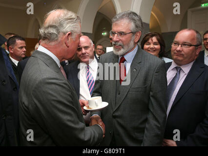 Der Prinz von Wales (links) schüttelt die Hände mit Sinn Fein Präsident Gerry Adams an der National University of Ireland in Galway, Irland. Stockfoto